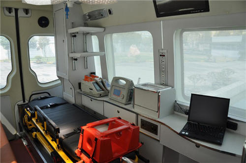 汝阳县救护车内部
